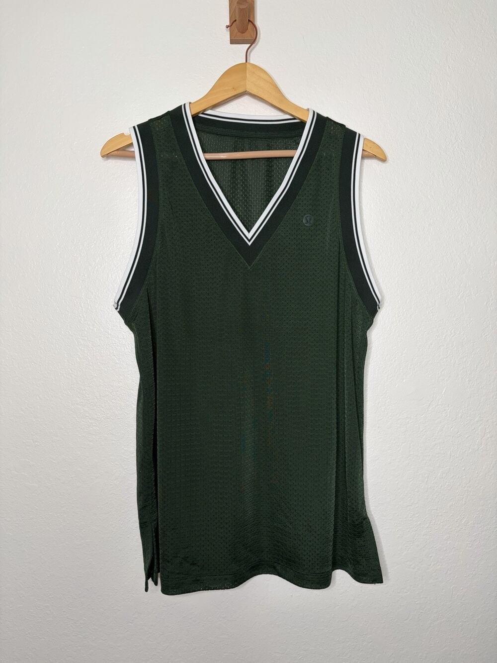 Lululemon V-Neck Mesh Tennis Tank Top in Legacy Green Women's Size 10-12